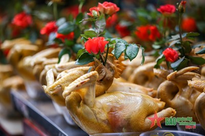 Gallery - Gà ngậm hoa hồng đắt khách ngày 30 Tết